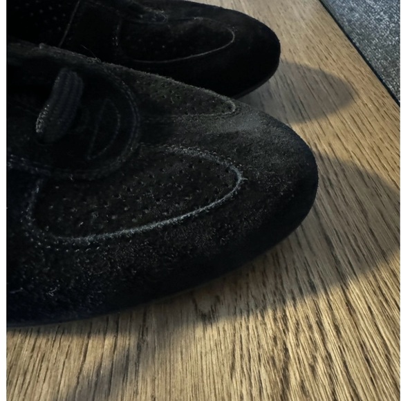 Louis Vuitton Sneakers - Picture 7 of 9